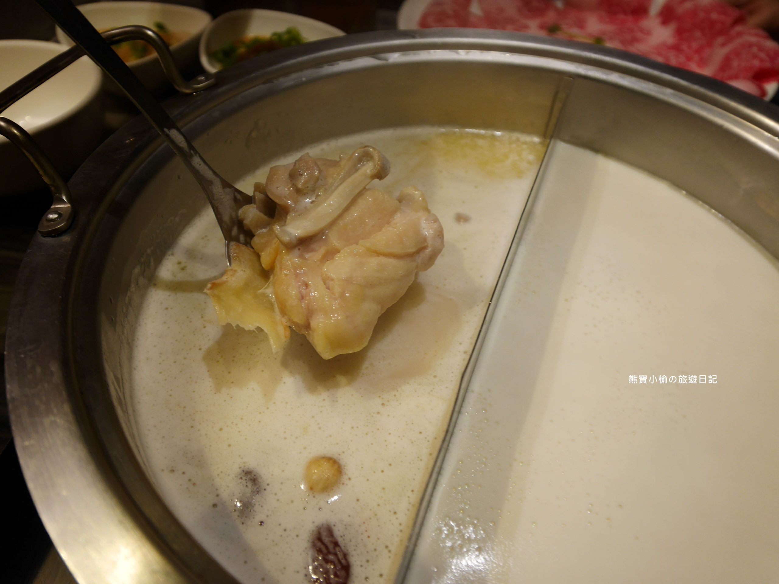 【台北美食】好食多涮涮鍋 雙城店，台北生日優惠慶生餐廳，正宗牛奶小熊火鍋 豬肚雞鍋好吃，冬天吃火鍋就是要大口吃肉肉! 內附詳細菜單。 @熊寶小榆の旅遊日記