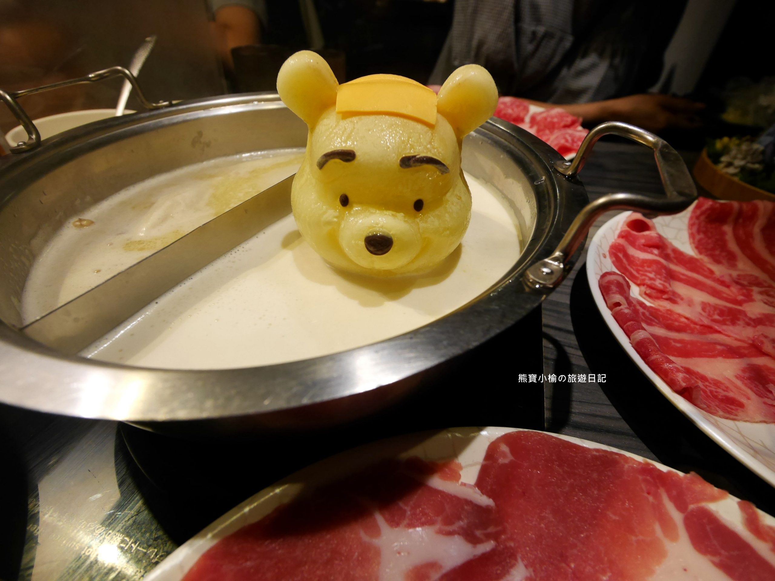 【台北美食】好食多涮涮鍋 雙城店，台北生日優惠慶生餐廳，正宗牛奶小熊火鍋 豬肚雞鍋好吃，冬天吃火鍋就是要大口吃肉肉! 內附詳細菜單。 @熊寶小榆の旅遊日記