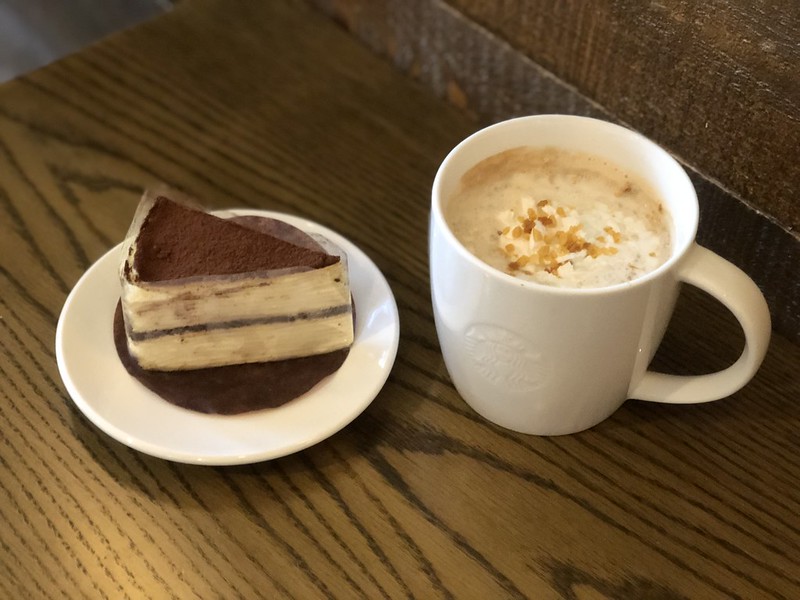 【美食分享】星巴克咖啡(Starbucks Taiwan ) 飲料、甜點、蛋糕食用心得紀錄。(拿堤．拿鐵．卡布奇諾．摩卡．星冰樂．伯爵茶．茶瓦納) @熊寶小榆の旅遊日記