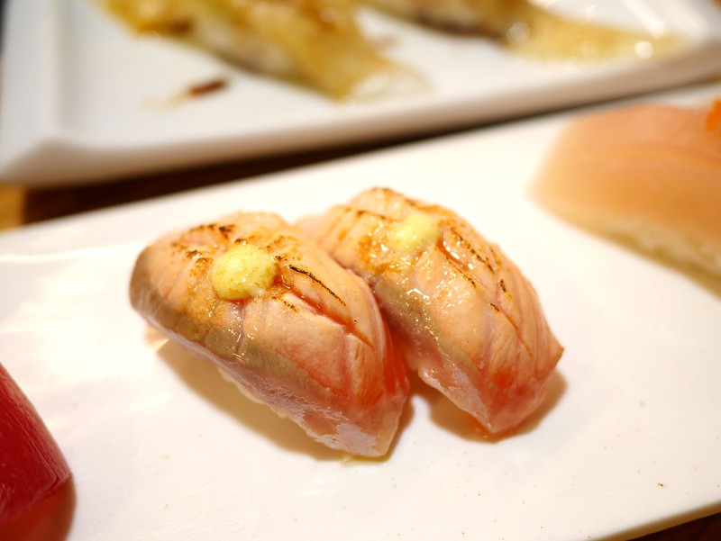 【新竹美食】魚鮮會社 經國總店，再訪依舊美味的日本料理，情人節送紫色玫瑰花好浪漫。(新竹日式料理、餐廳、美食推薦、詳細菜單價位介紹)。 @熊寶小榆の旅遊日記