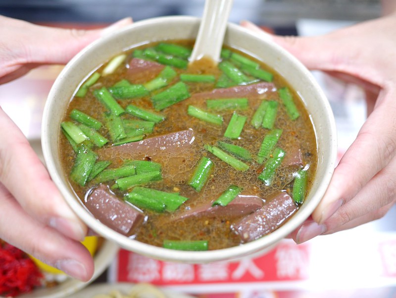 【台北萬華美食】萬華阿義魯肉飯，華西街觀光夜市內豪華蚵仔魯肉飯。網紅打卡必吃鮮蚵魯肉飯！ @熊寶小榆の旅遊日記