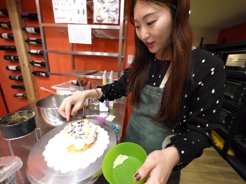 【新竹美食】自己做 烘焙聚樂部(新竹文化店)，提供專屬壽星優惠，LINE好友免費體驗烘焙生日蛋糕，今年的蛋糕就交給自己的雙手囉。(雙子座生日快樂、奶油戚風蛋糕、檸檬塔、提拉米蘇、生乳酪蛋糕、瑪德蓮、布朗尼、融岩巧克力) @熊寶小榆の旅遊日記