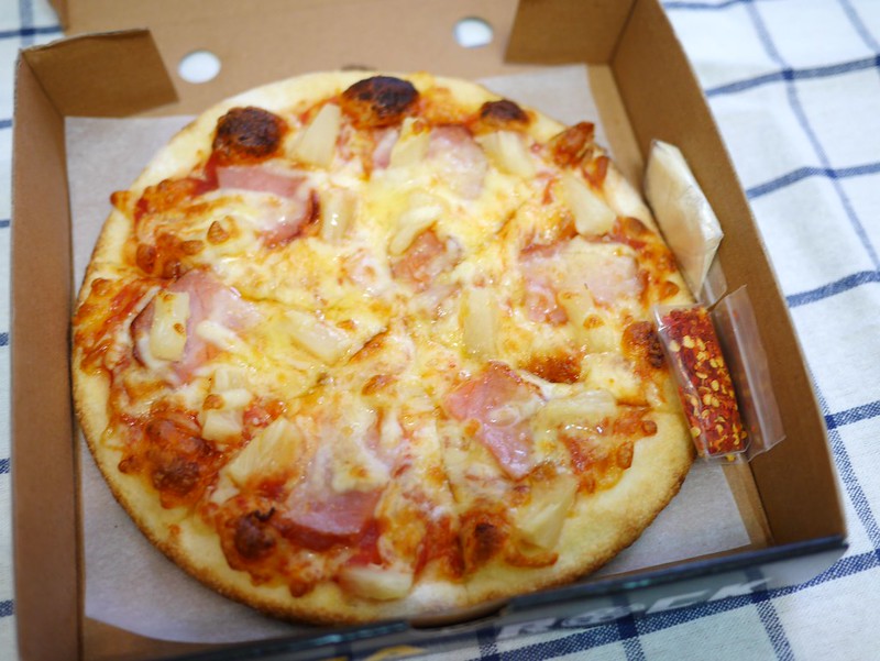 【新竹．竹北美食】Pizza Rock (竹北店) 一個人也可以獨享的八吋比薩，皮薄脆料好實在。(竹北餐廳． Uber Eats 美食外送．Pizza口味推薦．夏威夷比薩) @熊寶小榆の旅遊日記