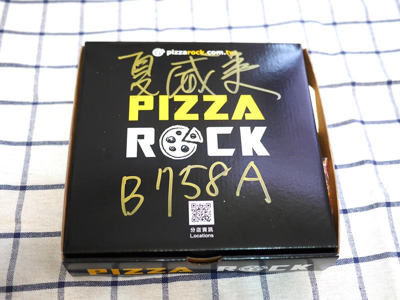 【新竹．竹北美食】Pizza Rock (竹北店) 一個人也可以獨享的八吋比薩，皮薄脆料好實在。(竹北餐廳． Uber Eats 美食外送．Pizza口味推薦．夏威夷比薩) @熊寶小榆の旅遊日記
