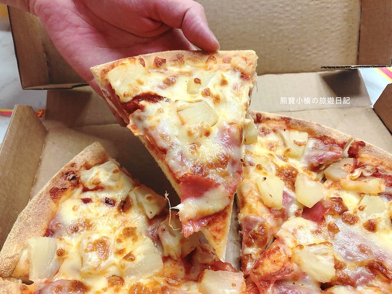 【全台美食】達美樂Domino&#8217;s外帶瘋水果系列大披薩，一個只要199元！夏威夷比薩好吃嗎？外帶依舊熱騰騰，美味不打折。 @熊寶小榆の旅遊日記