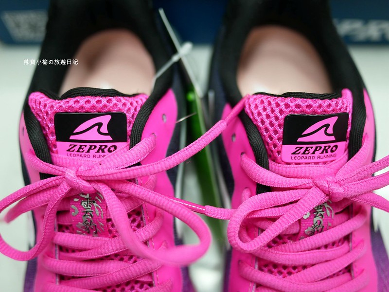 【穿搭分享】在找路跑專用的女性運動鞋？女子雲豹 LEOPARD 系列競速路跑鞋II代特仕版！桃花紅色試穿分享心得評價。 @熊寶小榆の旅遊日記