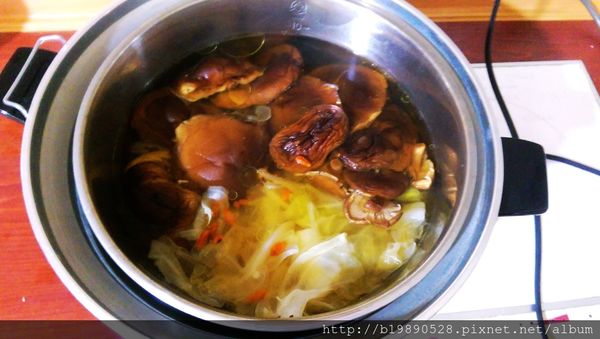 [食譜]電鍋|香菇高麗菜雞湯，挑戰三十分鐘快速上菜，零廚藝懶人料理推薦。